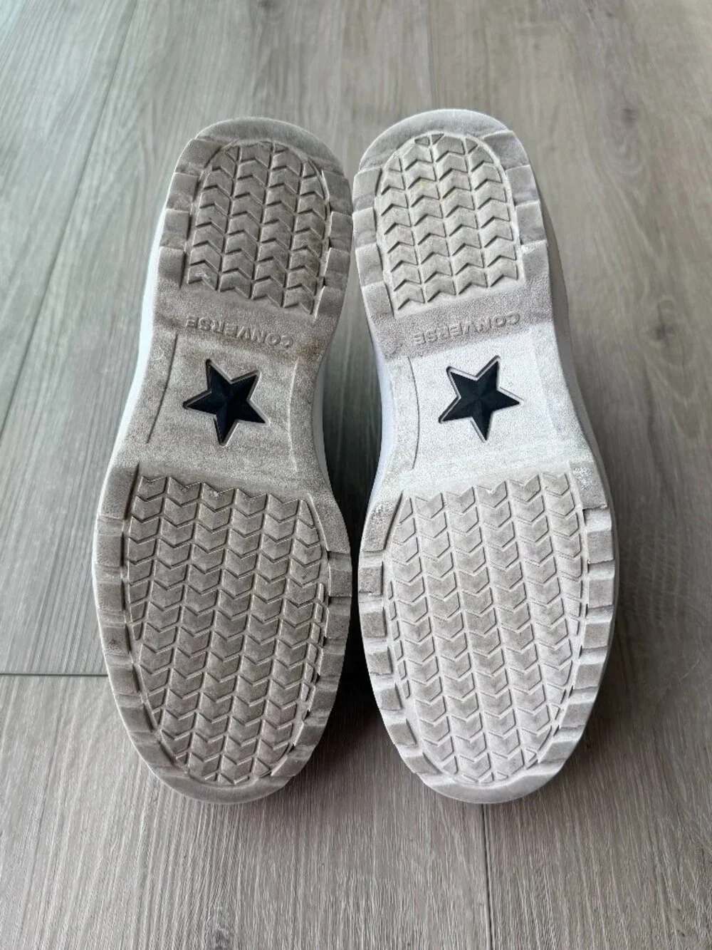 Converse Chuck Taylor Lugged Lift Leather High Top Big Kids US 3
